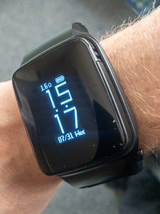 Picture of the watch part of the Uwell Amulet showing the date and time, battery level and coil resistance.